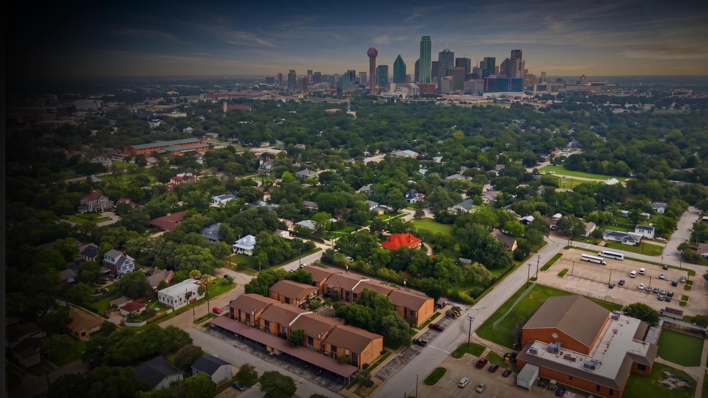 Dallas–Fort Worth apartment buildings with the city skyline beyond